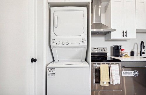 White Oaks House | Haven Suite: 2Br, 1Bath in London, On