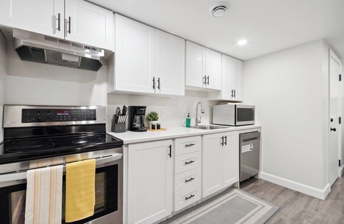 White Oaks House | Haven Suite: 2Br, 1Bath in London, On