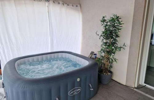 Ribaute-les-Tavernes Villa | havre de bien-être avec piscine et jacuzzi