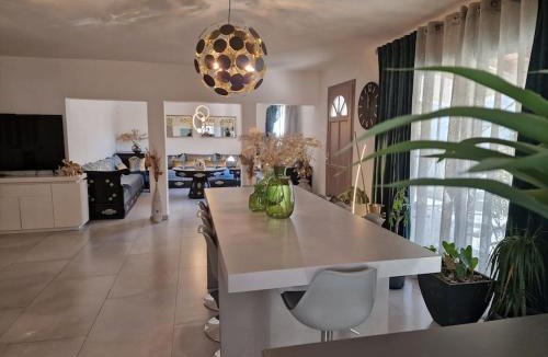 Ribaute-les-Tavernes Villa | havre de bien-être avec piscine et jacuzzi