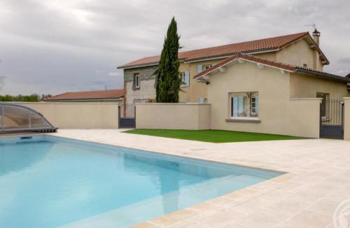 Chalain-le-Comtal House | Havre de paix à Chalain-le-Comtal avec piscine privée - FR-1-496-374