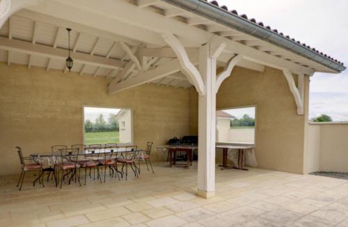 Chalain-le-Comtal House | Havre de paix à Chalain-le-Comtal avec piscine privée - FR-1-496-374