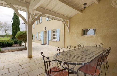 Chalain-le-Comtal House | Havre de paix à Chalain-le-Comtal avec piscine privée - FR-1-496-374