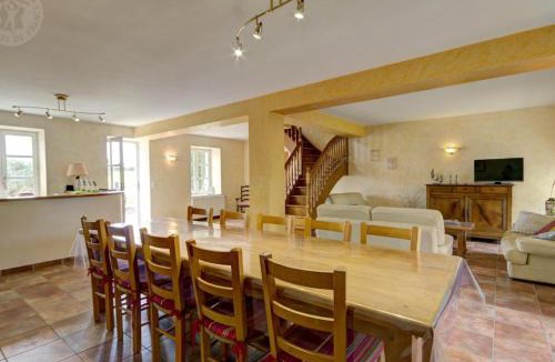 Chalain-le-Comtal House | Havre de paix à Chalain-le-Comtal avec piscine privée - FR-1-496-374
