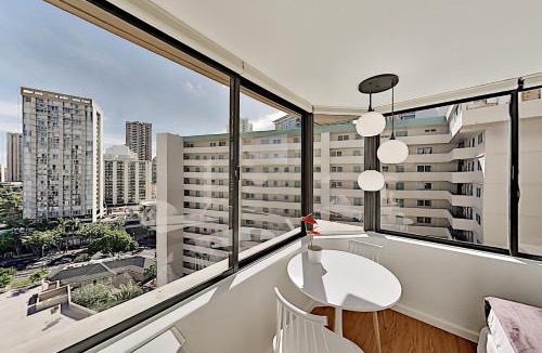 McCully - Moiliili Apartment | Hawaiian Monarch 1603 condo