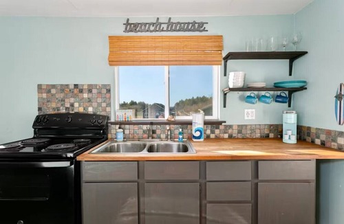 Grayland Cottage | Hawaiian Themed Cottage | Ocean Views