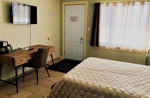 Little Current Hotel | Hawberry Motel