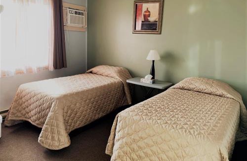 Little Current Hotel | Hawberry Motel