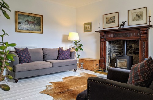 Hawick Apartment | Hawick Central, cosy stylish flat with log burner.
