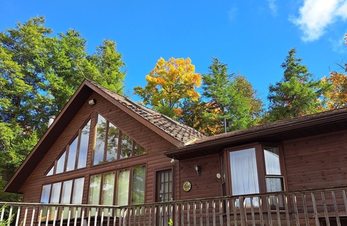 Algonquin Highlands Cottage | Hawk Cliff Hunt Club - Water Access Family Cottage