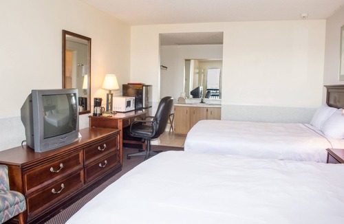 Osage Beach Hotel | Hawk's Nest Lodge