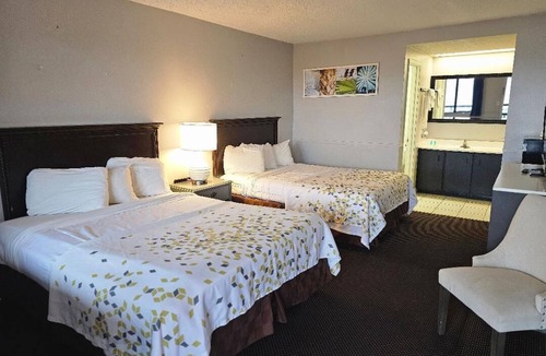 Osage Beach Hotel | Hawk's Nest Lodge