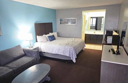 Osage Beach Hotel | Hawk's Nest Lodge