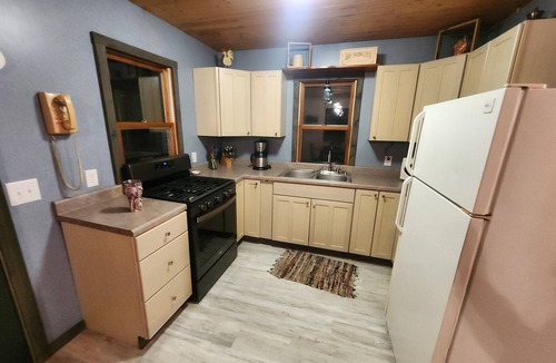 Paris Cabin | Hawkins Hideout Cabin, Starlink Wi-Fi, Hot Tub!