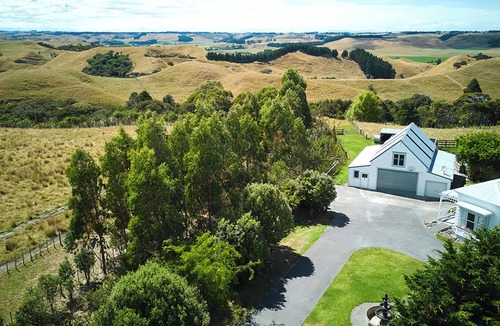 Ratana Apartment | Hawkstone Hideaway - Your Peaceful Getaway