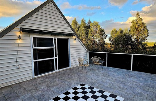 Ratana Apartment | Hawkstone Hideaway - Your Peaceful Getaway