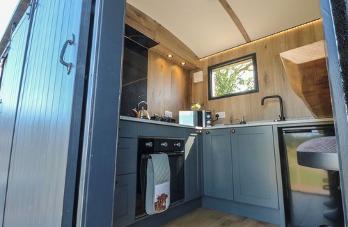 Wollerton Cottage | HAWKSTONE, romantic, with hot tub in Hodnet