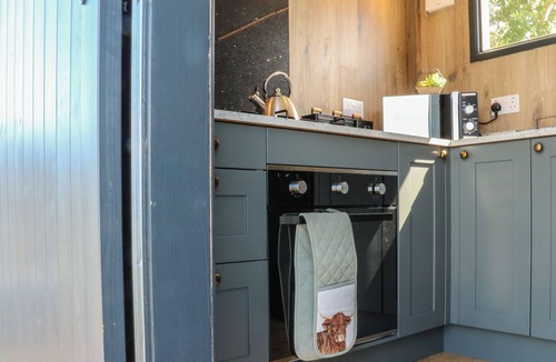 Wollerton Cottage | HAWKSTONE, romantic, with hot tub in Hodnet