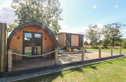 Wollerton Cottage | HAWKSTONE, romantic, with hot tub in Hodnet