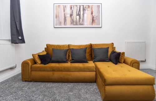 Coalbrookdale House | Hawthorn - Central Telford - With Parking