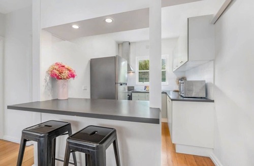 Hawthorn Apartment | Hawthorn Hideaway With Free WiFi & Carparking