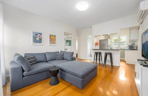 Hawthorn Apartment | Hawthorn Hideaway With Free WiFi & Carparking