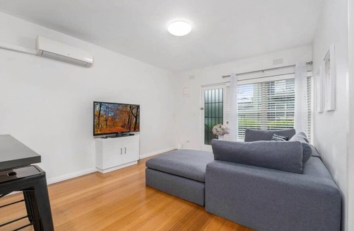 Hawthorn Apartment | Hawthorn Hideaway With Free WiFi & Carparking