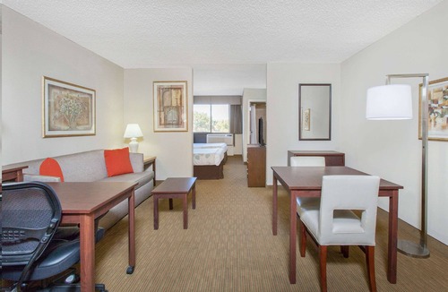 Midwest City Hotel | Hawthorn Suites by Wyndham Midwest City Tinker AFB