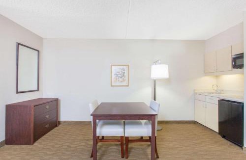 Midwest City Hotel | Hawthorn Suites Midwest City