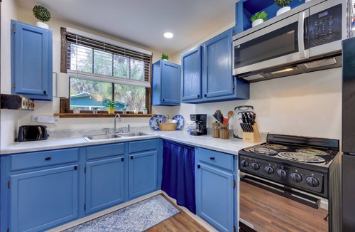 Cross Creek Cottage | Hawthorne Angler's Cabin w/Lake + Dock Access!