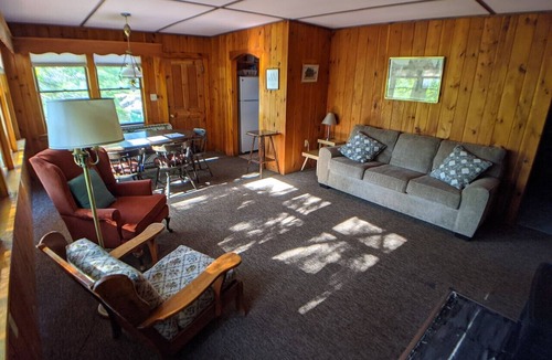 Raymond Cottage | Hawthorne Cottages Overlook