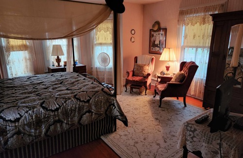 Versailles Bed & Breakfast | Hawthorne Inn