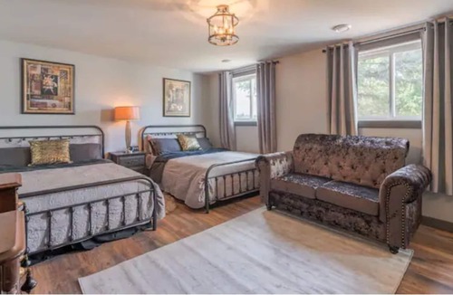 Greater Napanee Apartment | Hay Bay Lakefront Cottage w/ Private Dock & Kayaks
