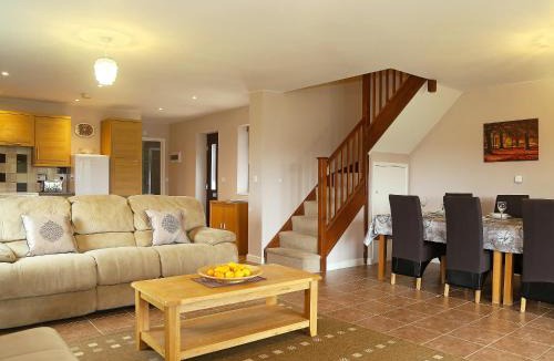 Maidstone House | Hay Fields, Tilmangate Farm