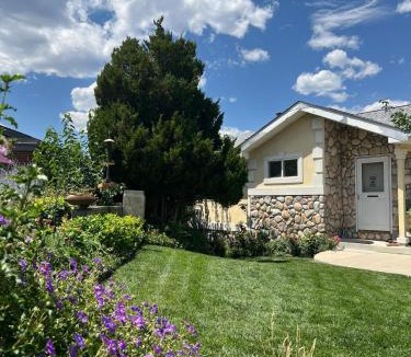 Lakewood Apartment | Haydees Hillside Hideaway Fantastic Mtn Views