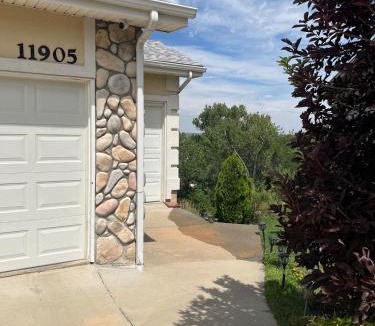 Lakewood Apartment | Haydees Hillside Hideaway Fantastic Mtn Views