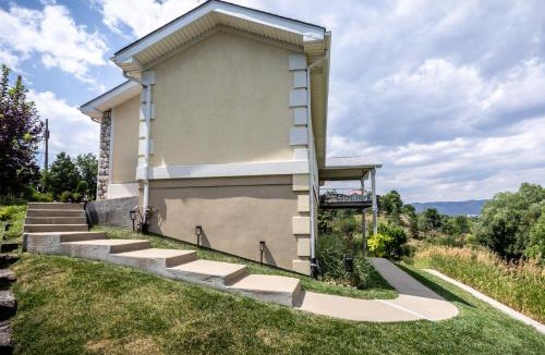 Lakewood Apartment | Haydees Hillside Hideaway Fantastic Mtn Views