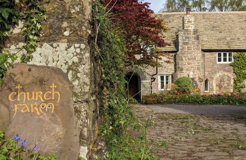 Saint Briavels Apartment | Hayloft studio in historic barn