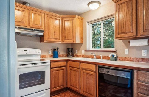 Downtown Cannon Beach House | Haystack Villa - New Dog Friendly Listing!