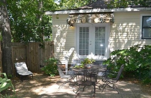 East of Broadway Cabin | Hayward Garden Cottage
