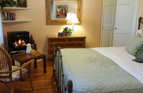 East of Broadway Cabin | Hayward Garden Cottage