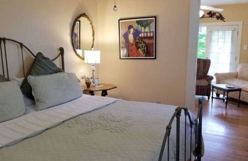 East of Broadway Cabin | Hayward Garden Cottage