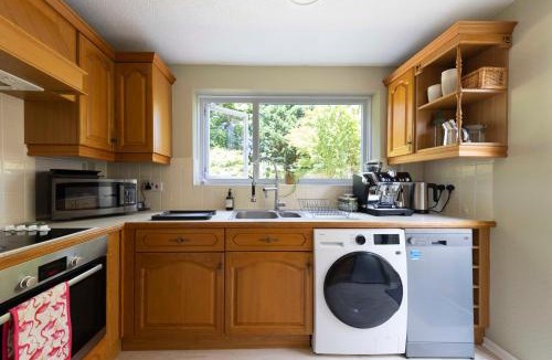 Lindfield House | Haywards Heath 2BR House w Parking