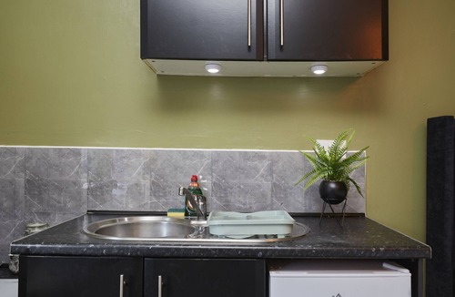 Huddersfield Apartment | Hayy Studio Leeds Road Ideal for Work Trips