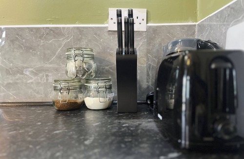 Huddersfield Apartment | Hayy Studio Leeds Road Ideal for Work Trips