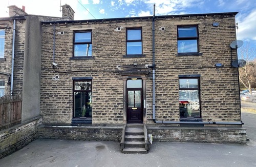 Huddersfield Apartment | Hayy Studio Leeds Road Ideal for Work Trips