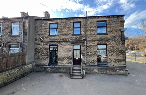 Huddersfield Apartment | Hayy Studio Leeds Road Ideal for Work Trips