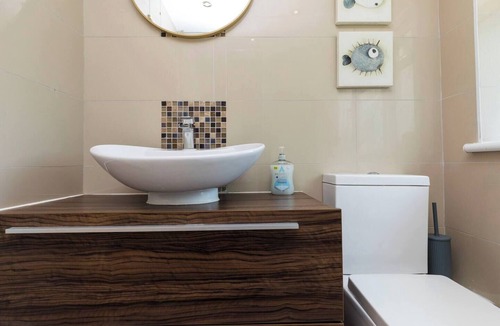 Crawley City Centre House | Hazel House, 3BR, Crawley, Free Wifi, Parking , Gatwick