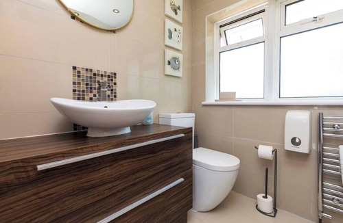 Crawley City Centre House | Hazel House, 3BR, Crawley, Free Wifi, Parking , Gatwick