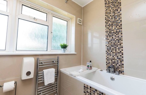 Crawley City Centre House | Hazel House, 3BR, Crawley, Free Wifi, Parking , Gatwick